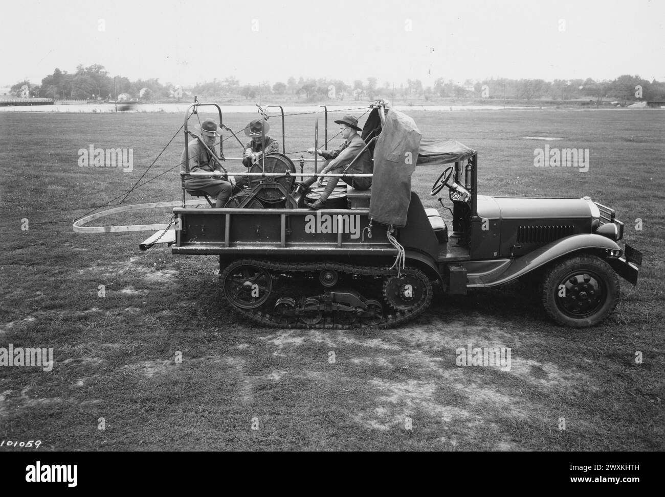 Fotografia di un mezzo camion militare CA. forse 1930 o 1940 Foto Stock