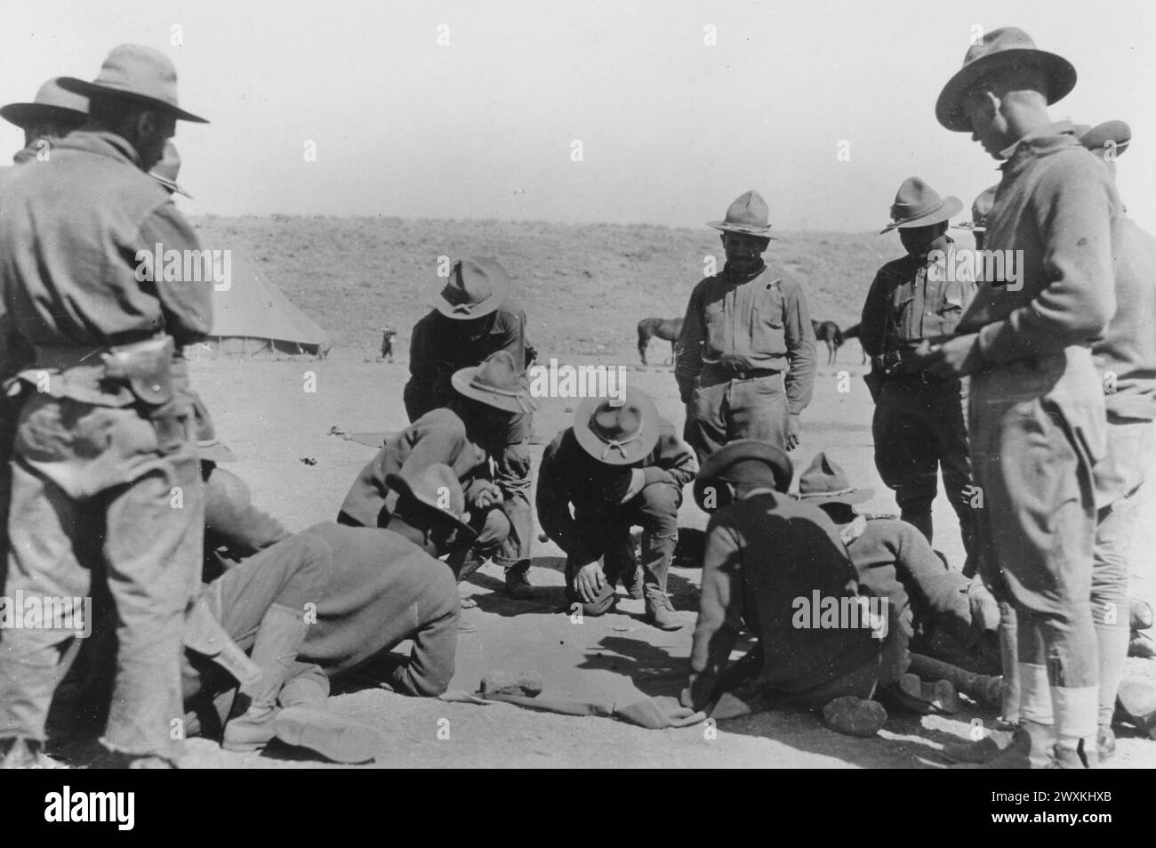 Pancho Villa Expedition (1916) - giorno di paga per i soldati, le ossa rotolano, mattina, mezzogiorno e notte, fino a quando la chiamata dei rubinetti non suona alle 21:00 circa Maggio 1916 Foto Stock