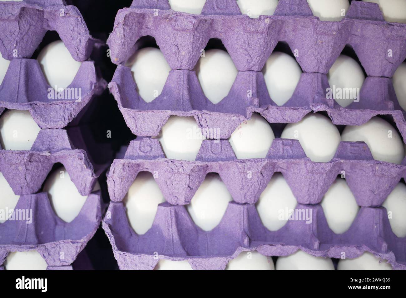 le uova nel supermercato ci sono un sacco di vassoi di cartone Foto Stock