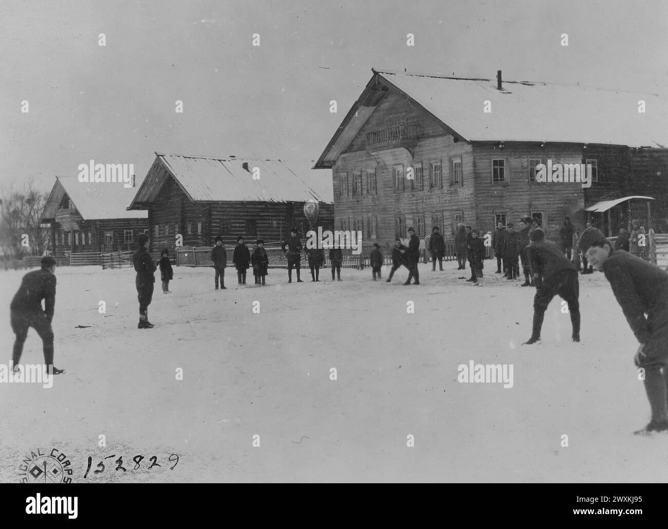 Soldati della compagnia B, 339th Infantry, 85th Division, di stanza a Kitsa Russia, giocano a baseball sulla neve CA. 1919 Foto Stock