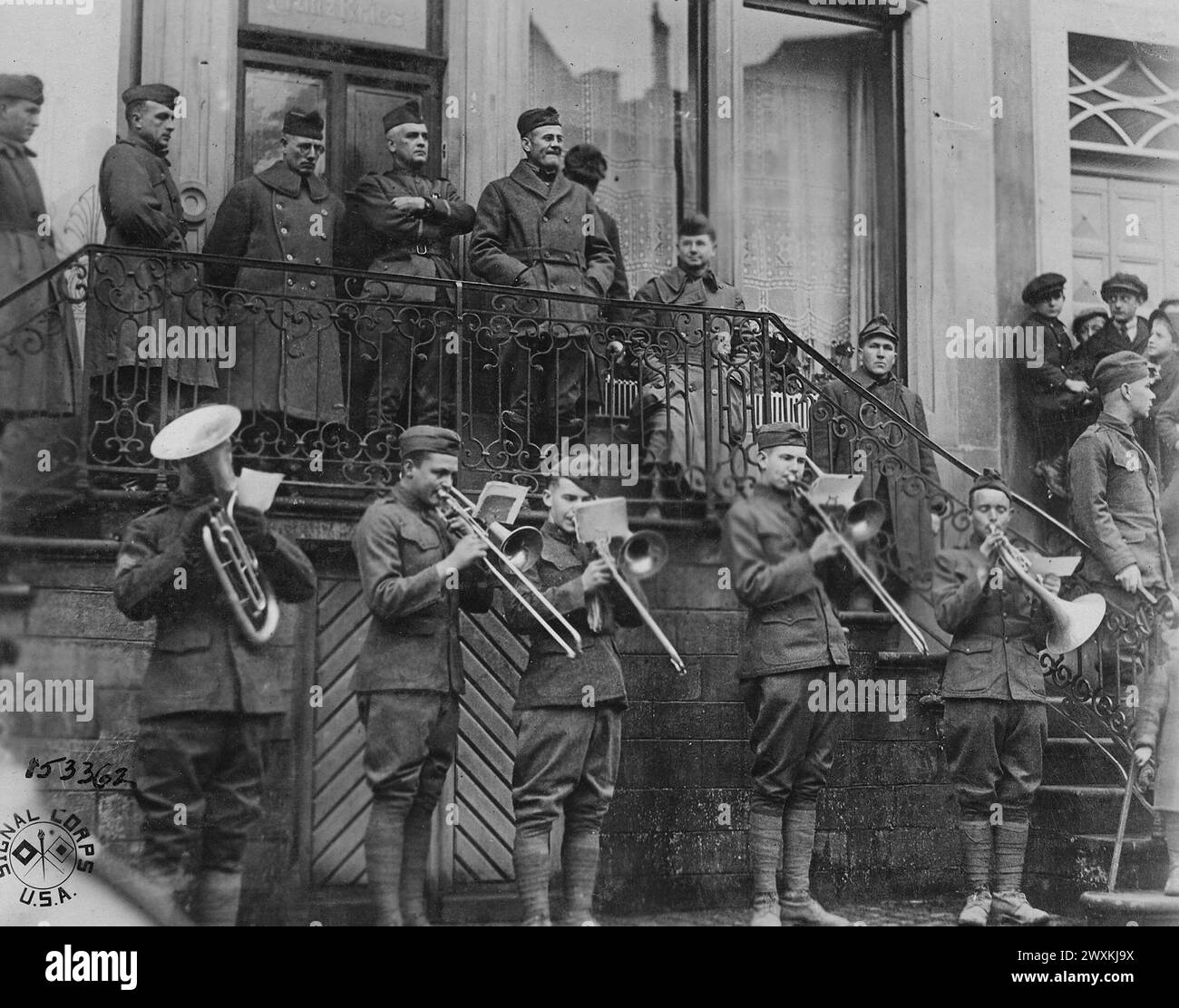 Band che suona e parla alla prima celebrazione del Ringraziamento sulla frontiera tedesca. Echternach, Lussemburgo CA. 1918 Foto Stock