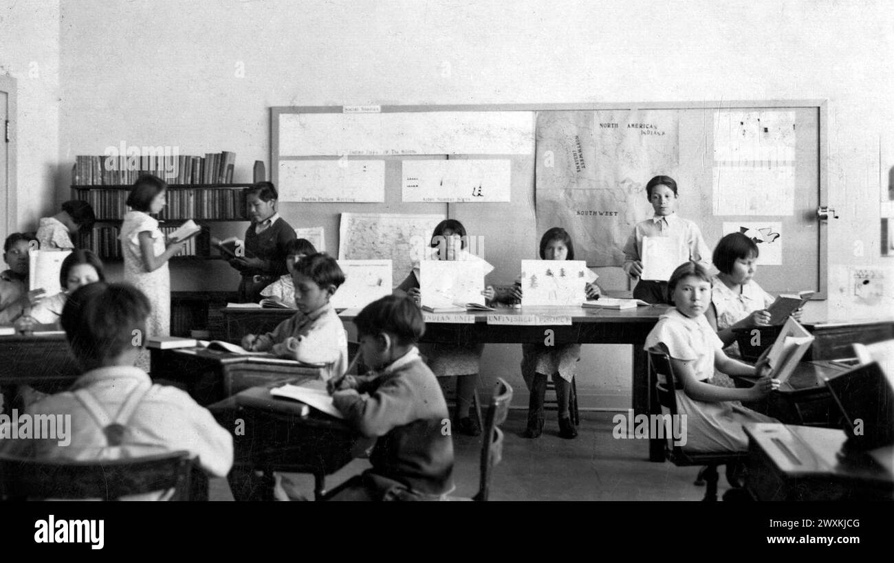 Studenti in una classe di una scuola indiana in una riserva non identificata del South Dakota, California. 1926-1956 Foto Stock