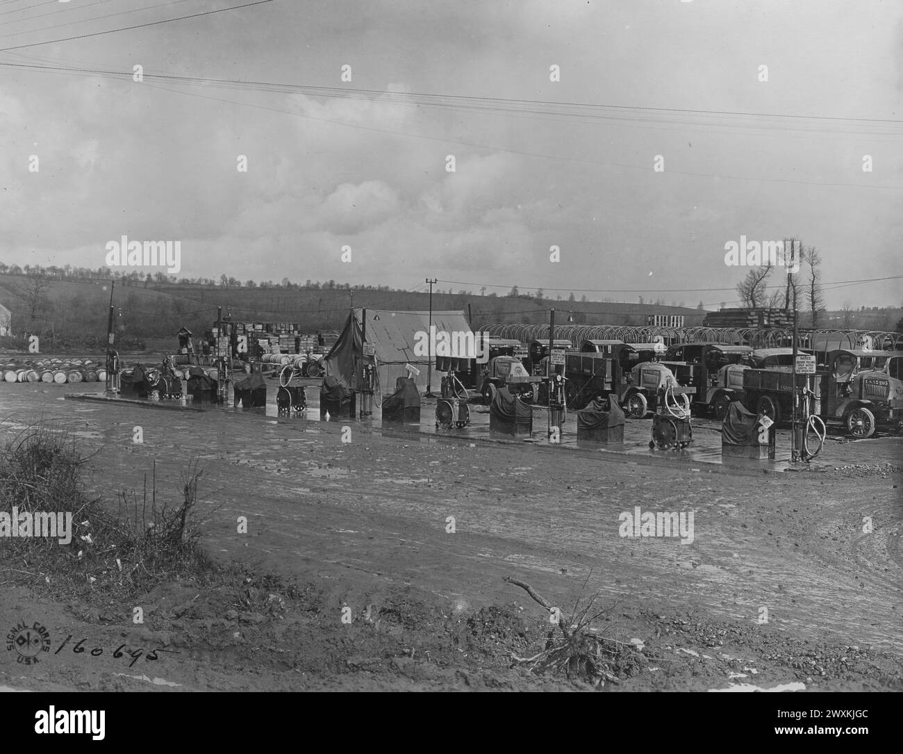 Stazione di servizio ben attrezzata che fornisce migliaia di veicoli a settimana al Motor Transport Corps Reconstruction Park di Verneuil, Nievre, Francia CA. 1919 Foto Stock