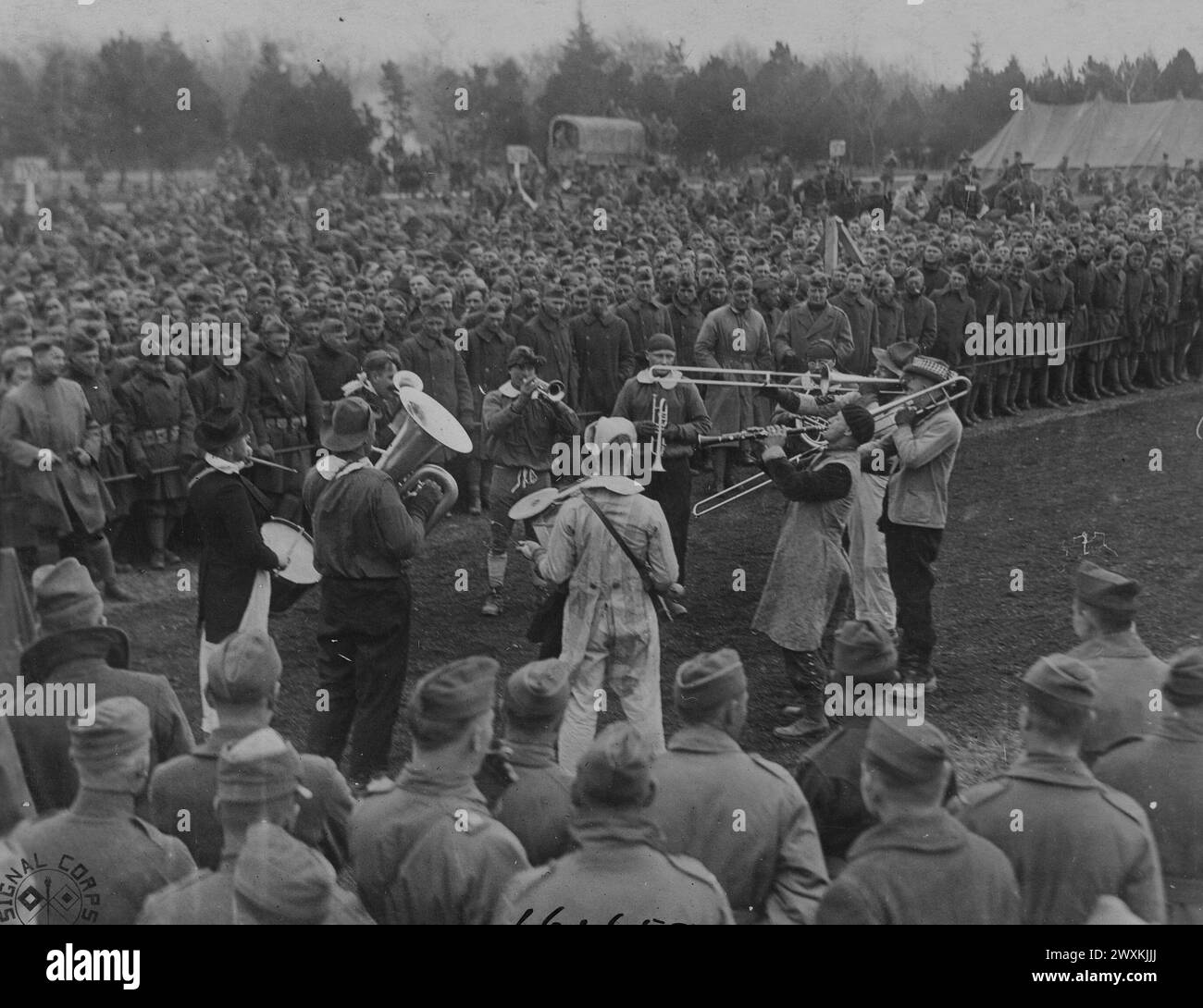 352nd INFANTRY JAZZ BAND ingresso al concorso Jazz Band. Incontro sul campo militare tenuto dagli uomini del 88°. Divisione. Gondrecourt, Meuse, Francia ca. 1919 Foto Stock