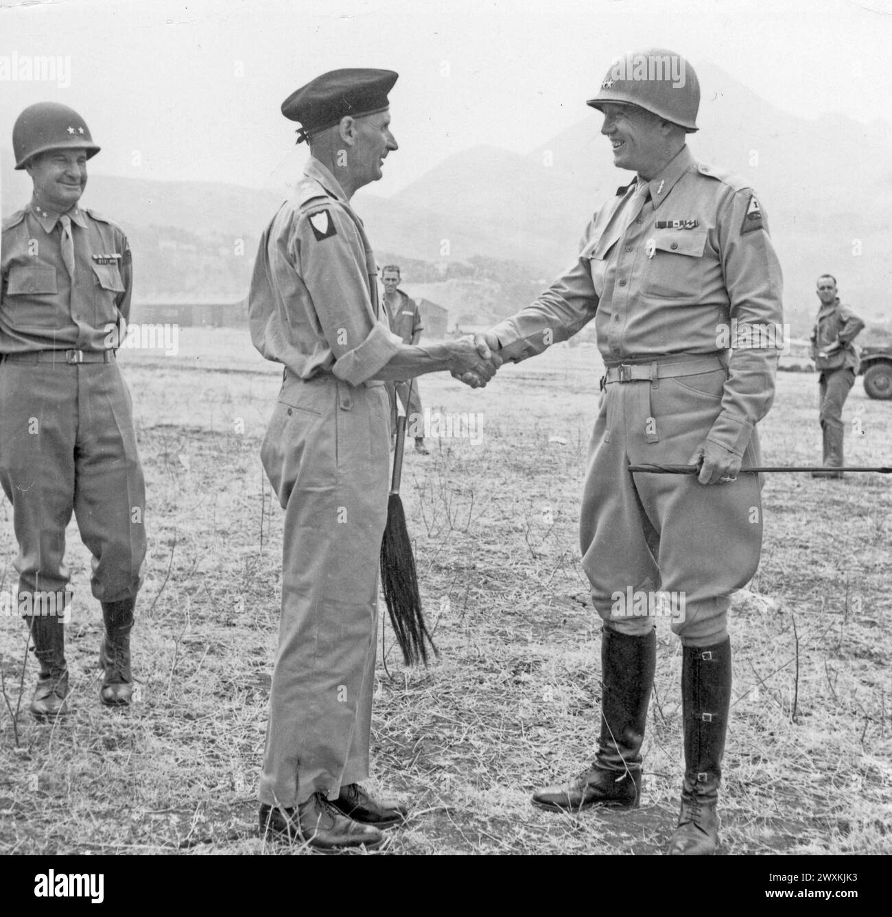 Il generale Bernard Law Montgomery è Bid Farewell dal tenente generale George S. Patton Jr., presso l'aeroporto di Palermo CA. Luglio 1943 Foto Stock
