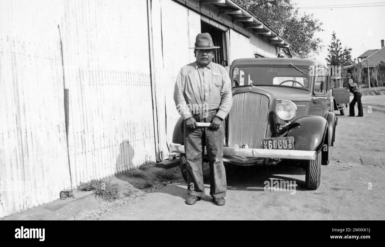 Fotografia di Ventura Paipa in piedi di fronte a un'auto parcheggiata CA. 1936-1942 Foto Stock