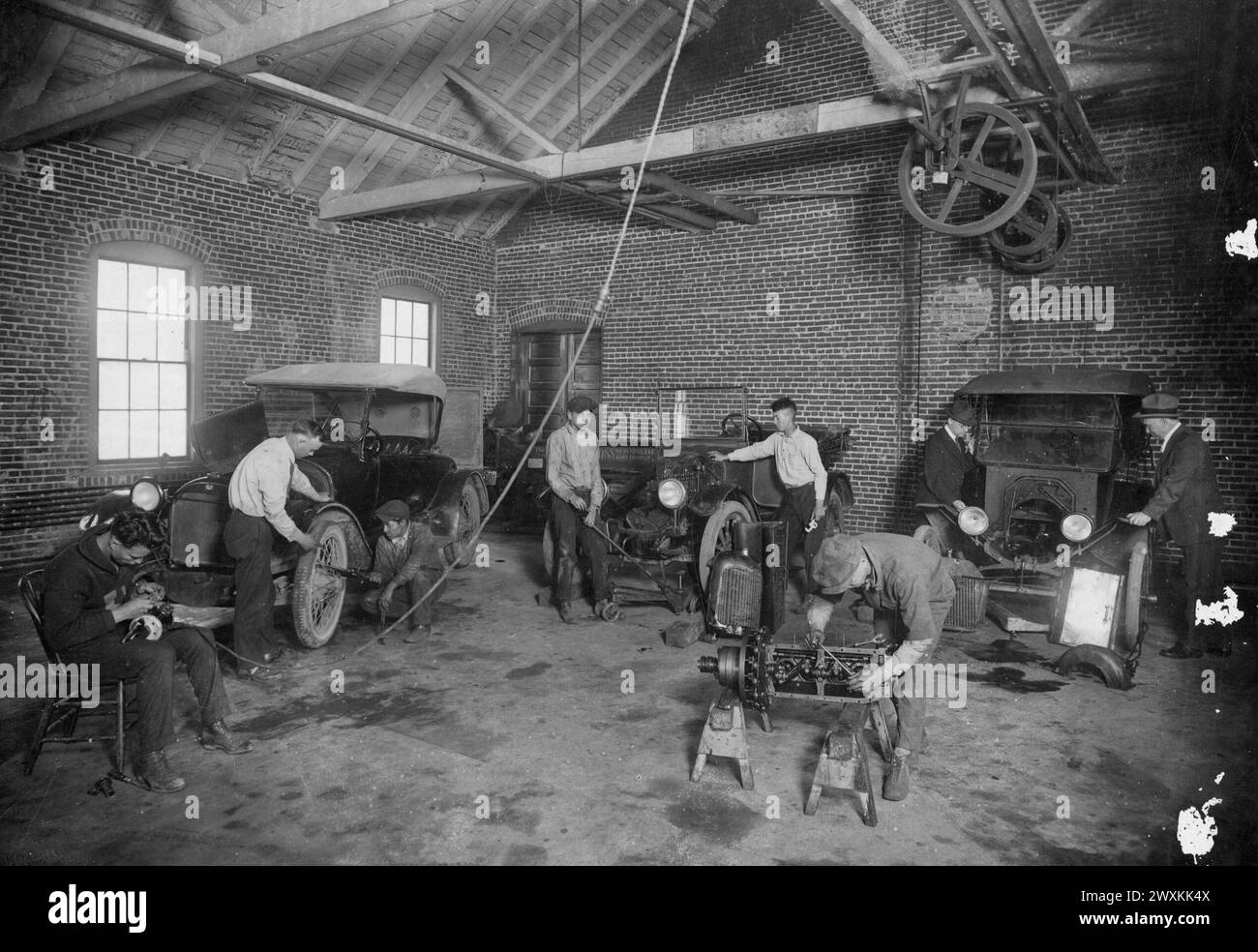 Studenti al lavoro nel negozio di riparazione auto di una scuola indiana CA. 1912-1917 Foto Stock