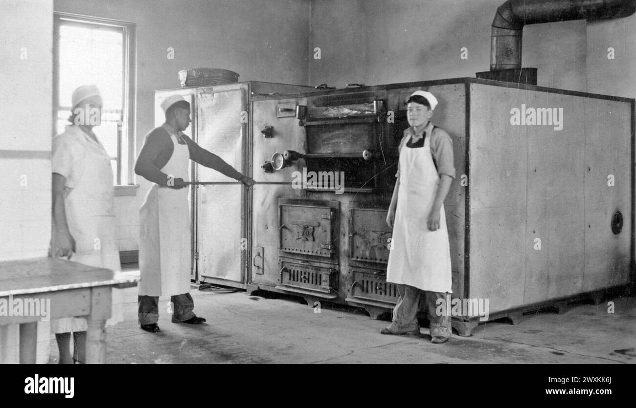 I ragazzi imparano ad usare i forni nella cucina di una scuola indiana nel South Dakota CA. 1935 Foto Stock