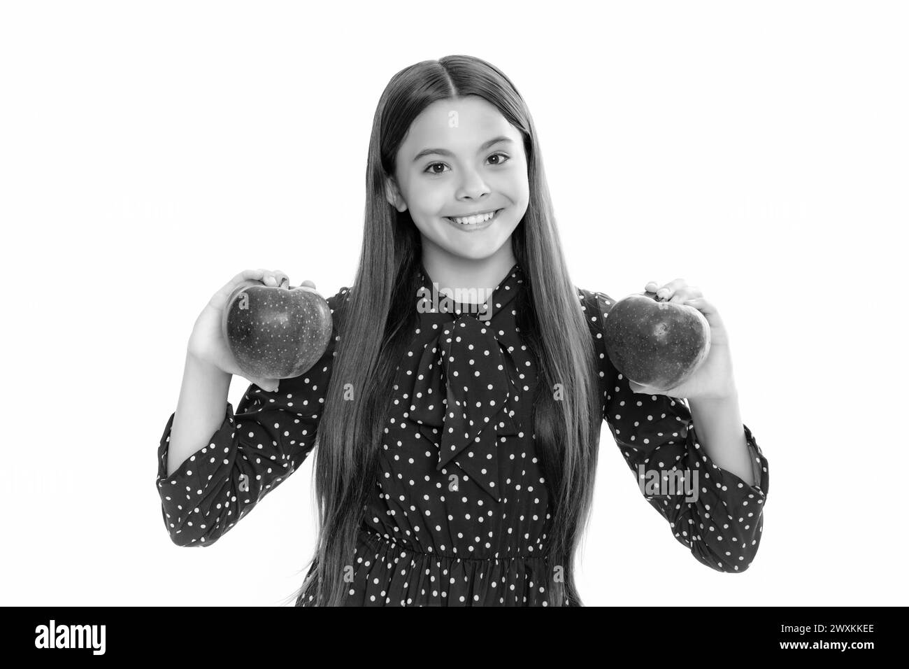 Ritratto di ragazza teen fiduciosa con mela andare ad avere uno spuntino sano. Salute, nutrizione, dieta e vitamine per bambini. Ritratto di felice sorriso Foto Stock