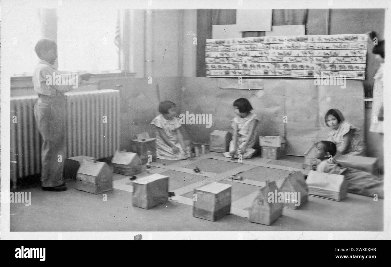 Giovani studenti di seconda elementare che imparano i vicoli in una scuola indiana in South Dakota, California. 1926-1956 (probabilmente 1930 o 1940) Foto Stock