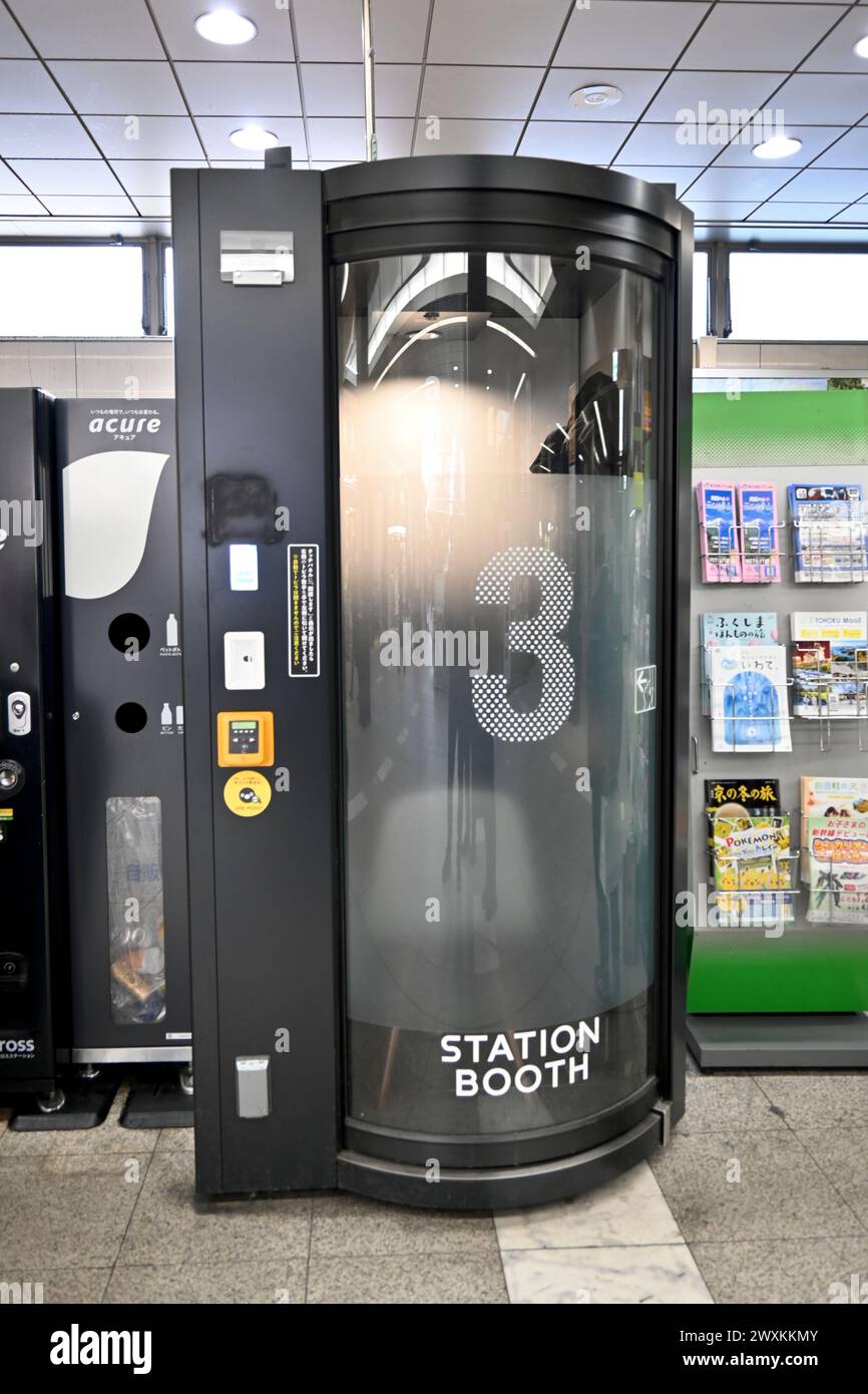 Postazione stand per lavori d'ufficio all'interno della stazione Nippori - Taito City, Tokyo, Giappone - 28 febbraio 2024 Foto Stock