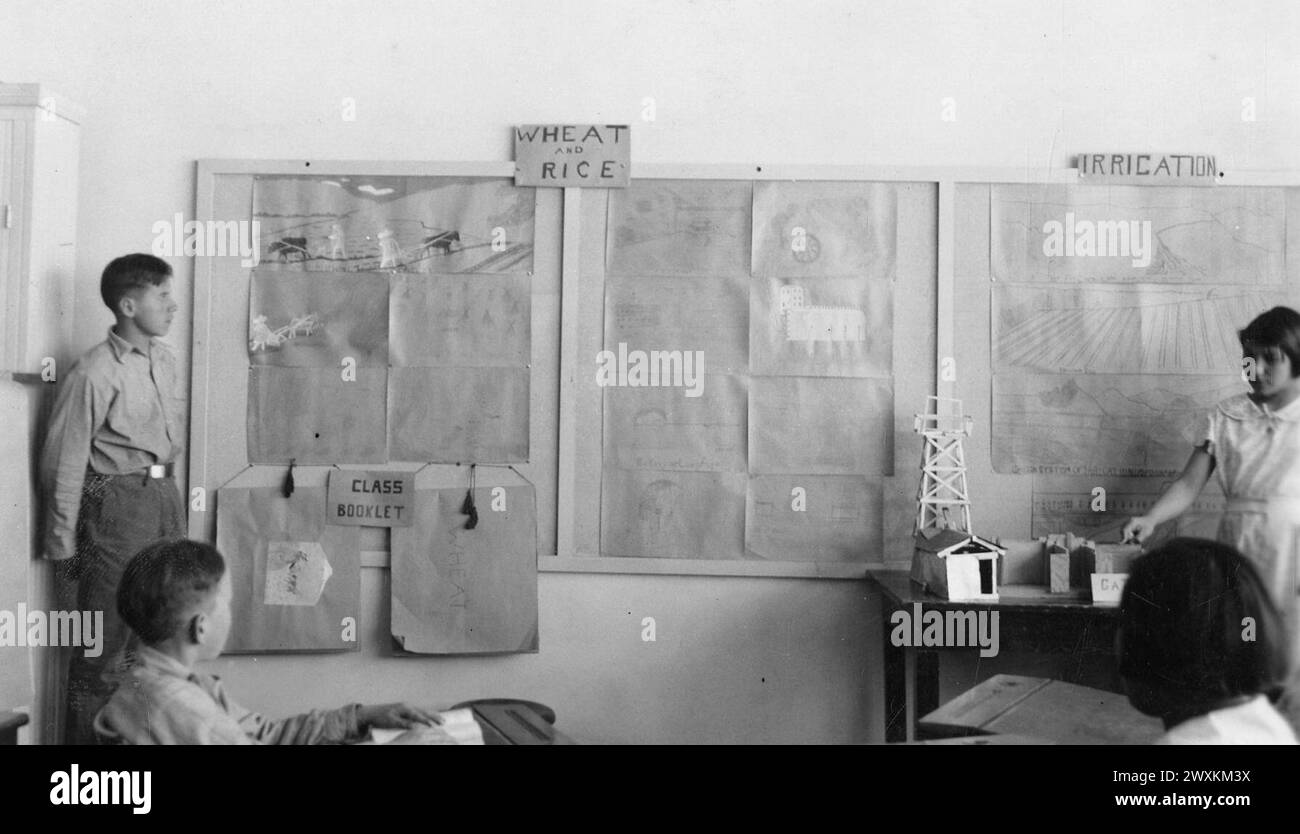Gli studenti di una classe in una scuola indiana nel South Dakota imparano a conoscere l'agricoltura CA. 1935 Foto Stock