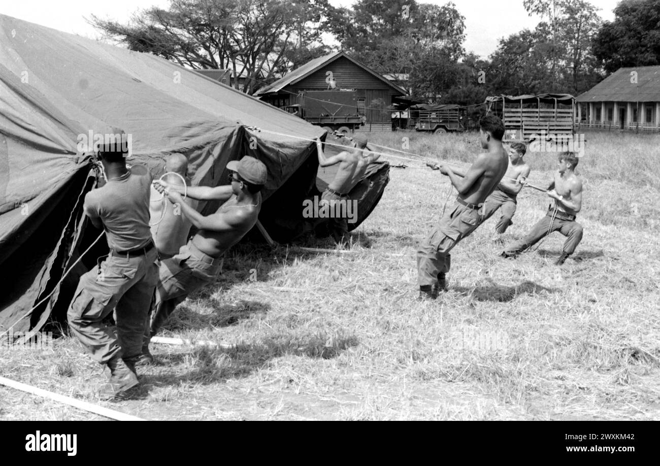 Guerra del Vietnam: Ban me Thout, Vietnam....il personale del personale Forward Mobile ha messo le tende nella loro nuova sede CA. 1970 Foto Stock