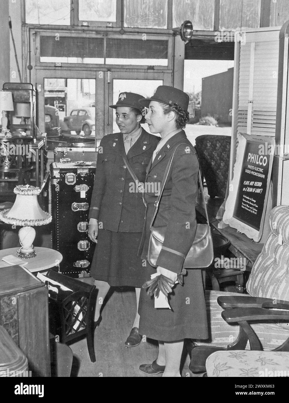 Gli agenti del WAAC vanno a fare shopping... subito dopo il loro arrivo a Fort Huachuca, Arizona, questi due agenti hanno iniziato a comprare lampade e altri accessori necessari nella loro sala ricreativa, CA. 1942 Foto Stock