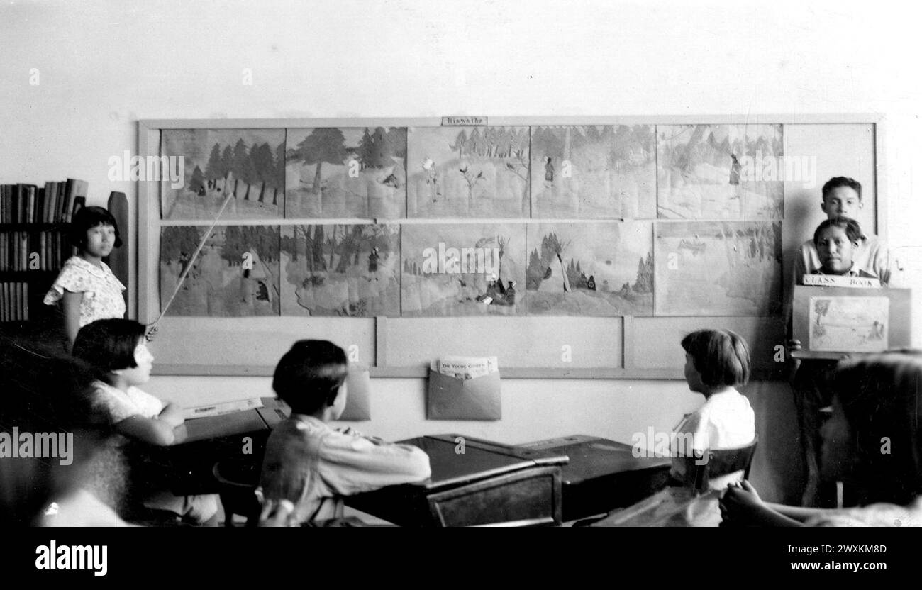 Uno studente di una scuola indiana in South Dakota indica un disegno in una classe CA. anni '1930 Foto Stock