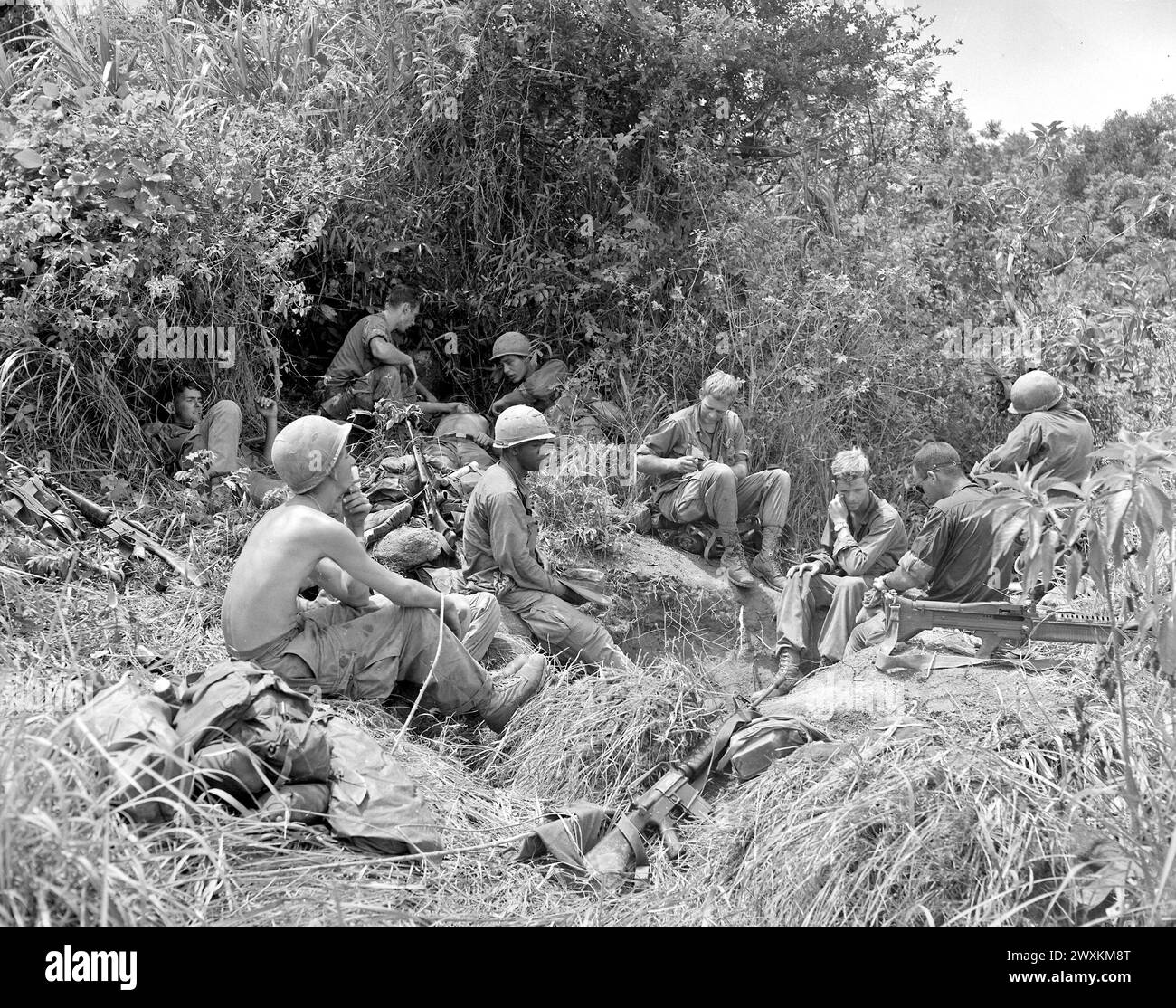 Guerra del Vietnam: Membri delle compagnie B e D, 1st Battalion, 501st Infantry, Regiment, 101st Airborne Division, fai una pausa dalla giungla combattuta a est di Tam Ky CA. 1969 Foto Stock