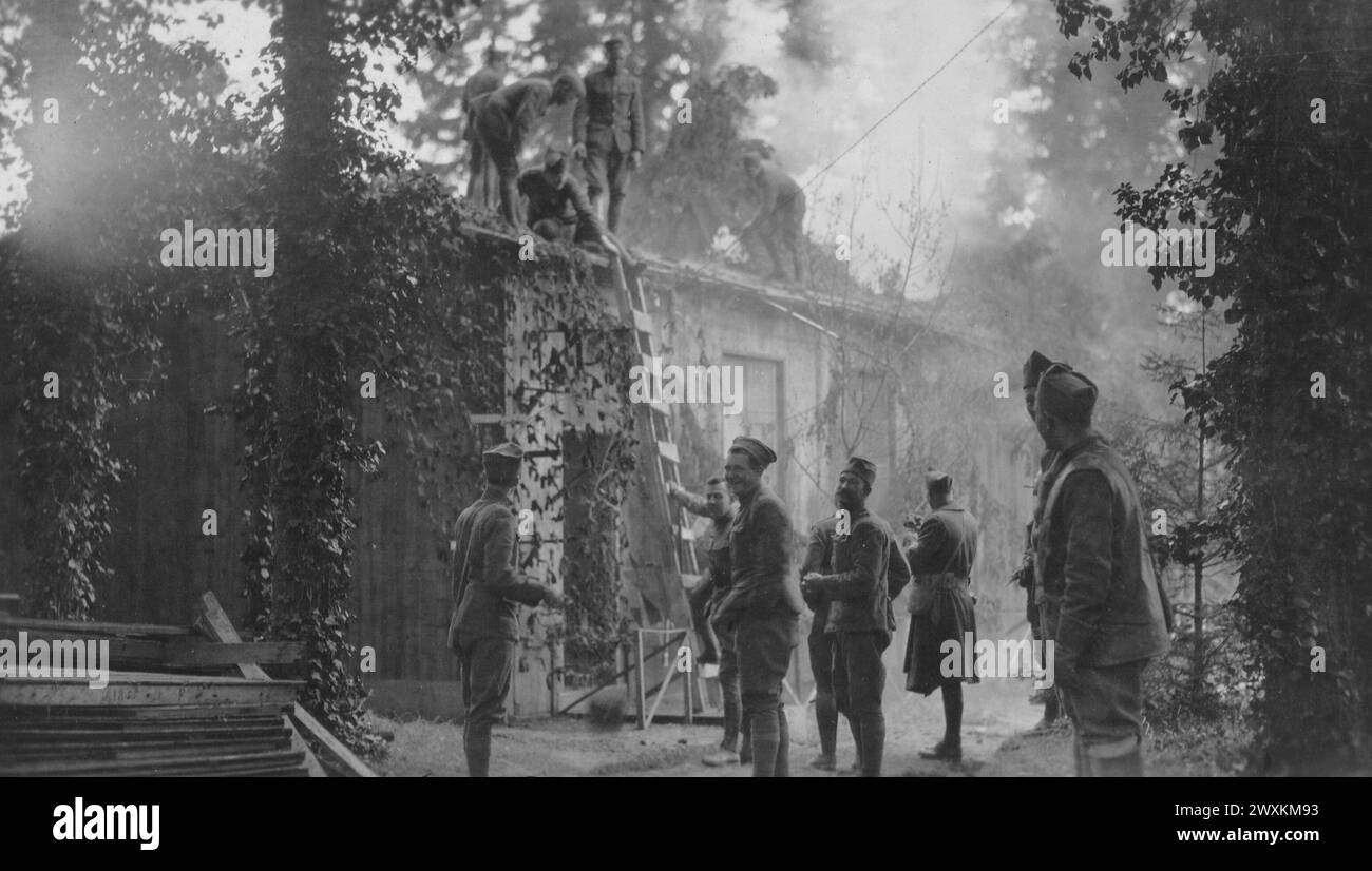 2nd Engineers camuffare uno dei nuovi edifici per uffici presso la sede centrale, 26th Division, Boucq France CA. 1918 Foto Stock