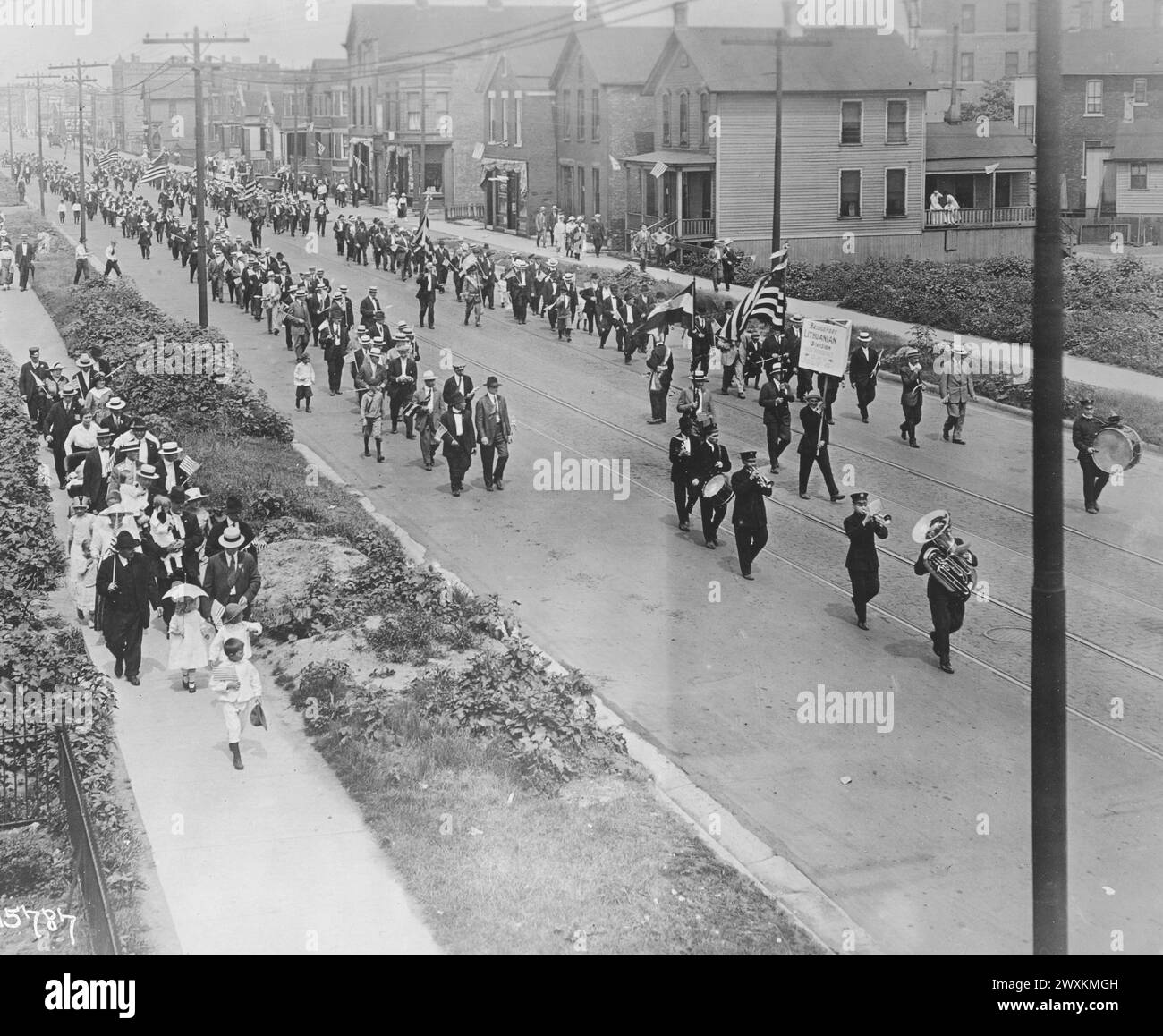 Le donne marciano dietro uno striscione dei Cavalieri di Lituania in una parata del giorno dell'indipendenza lituana nella zona di McKinley Park di Chicago, California. 1918 Foto Stock