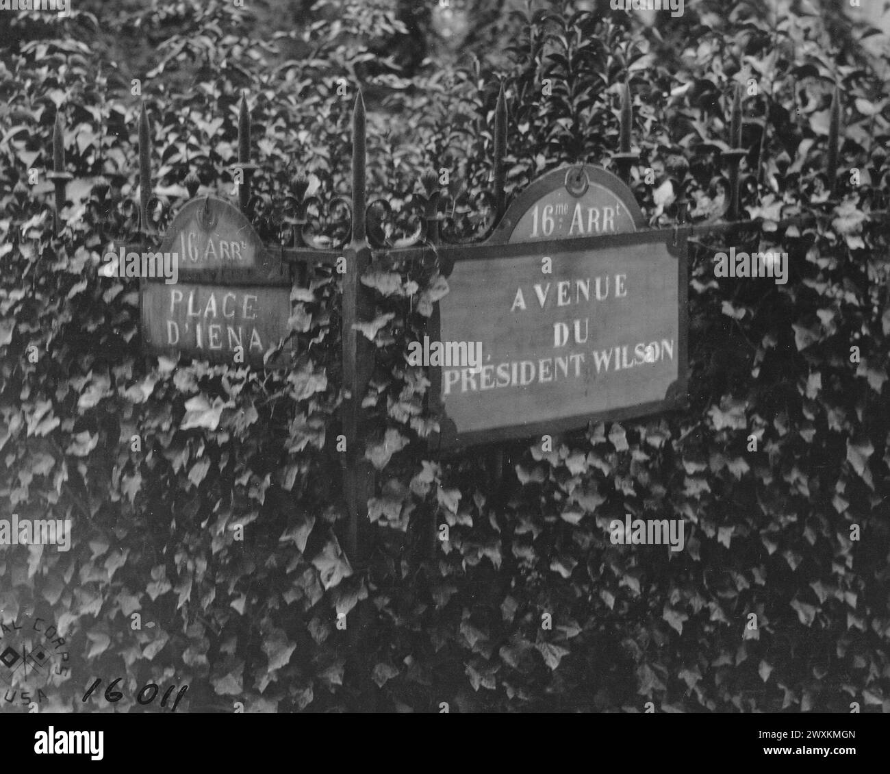 Una vista che mostra i cartelli stradali all'angolo tra Place D'Iena e Ave du President Wilson, quest'ultima strada è quella dedicata al presidente Wilson il giorno dell'indipendenza 1918 a Parigi. Foto Stock