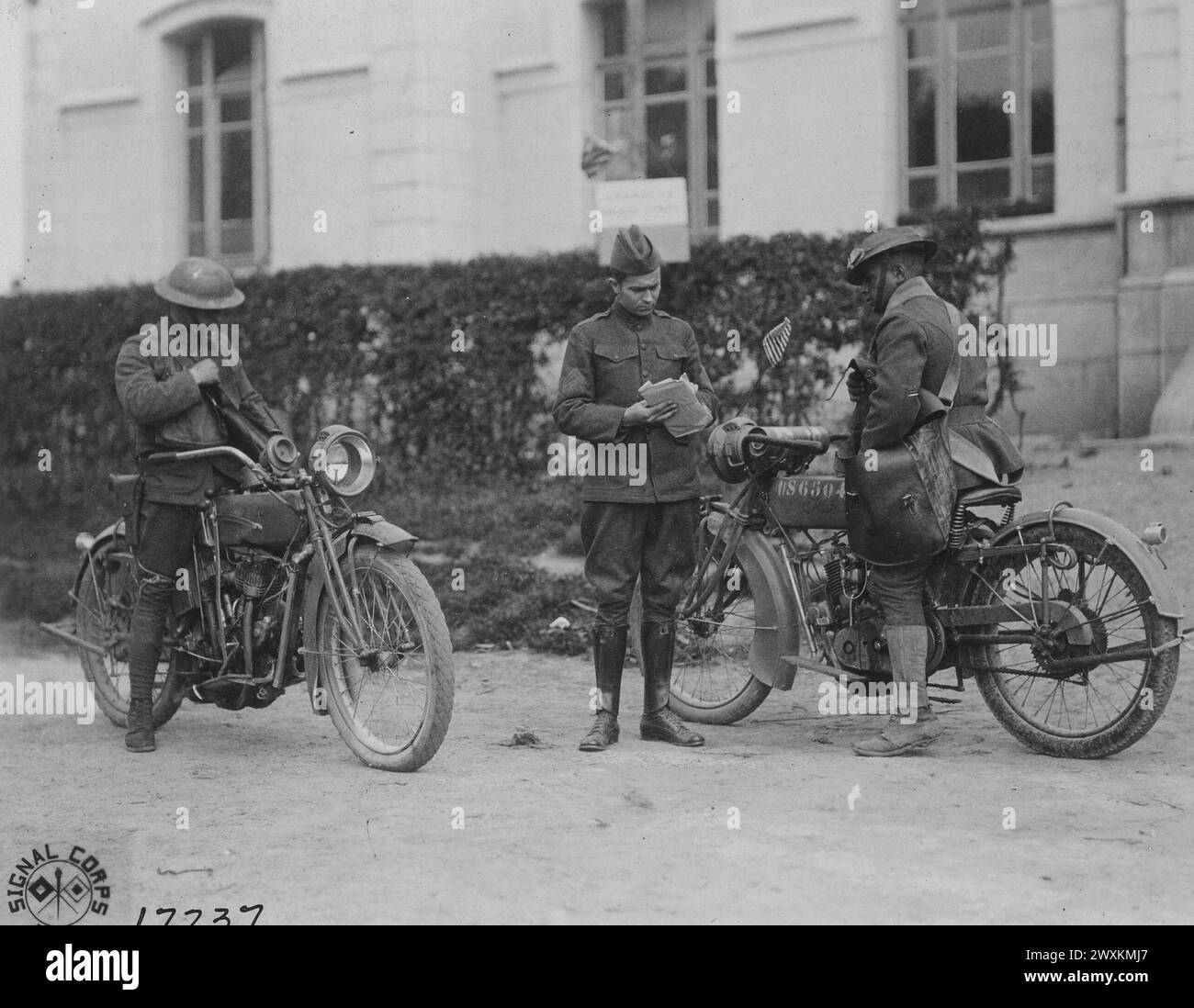 Un sergente che invii la posta ufficiale per spedire i motociclisti da inoltrare. Quartier generale della seconda Armata, Fruges France CA. 1918 Foto Stock