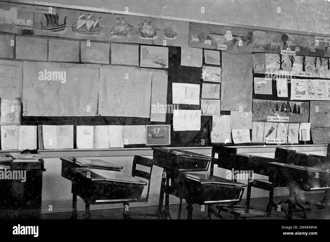 Scrivanie in un'aula vuota in una scuola del South Dakota, California. anni '1930 Foto Stock
