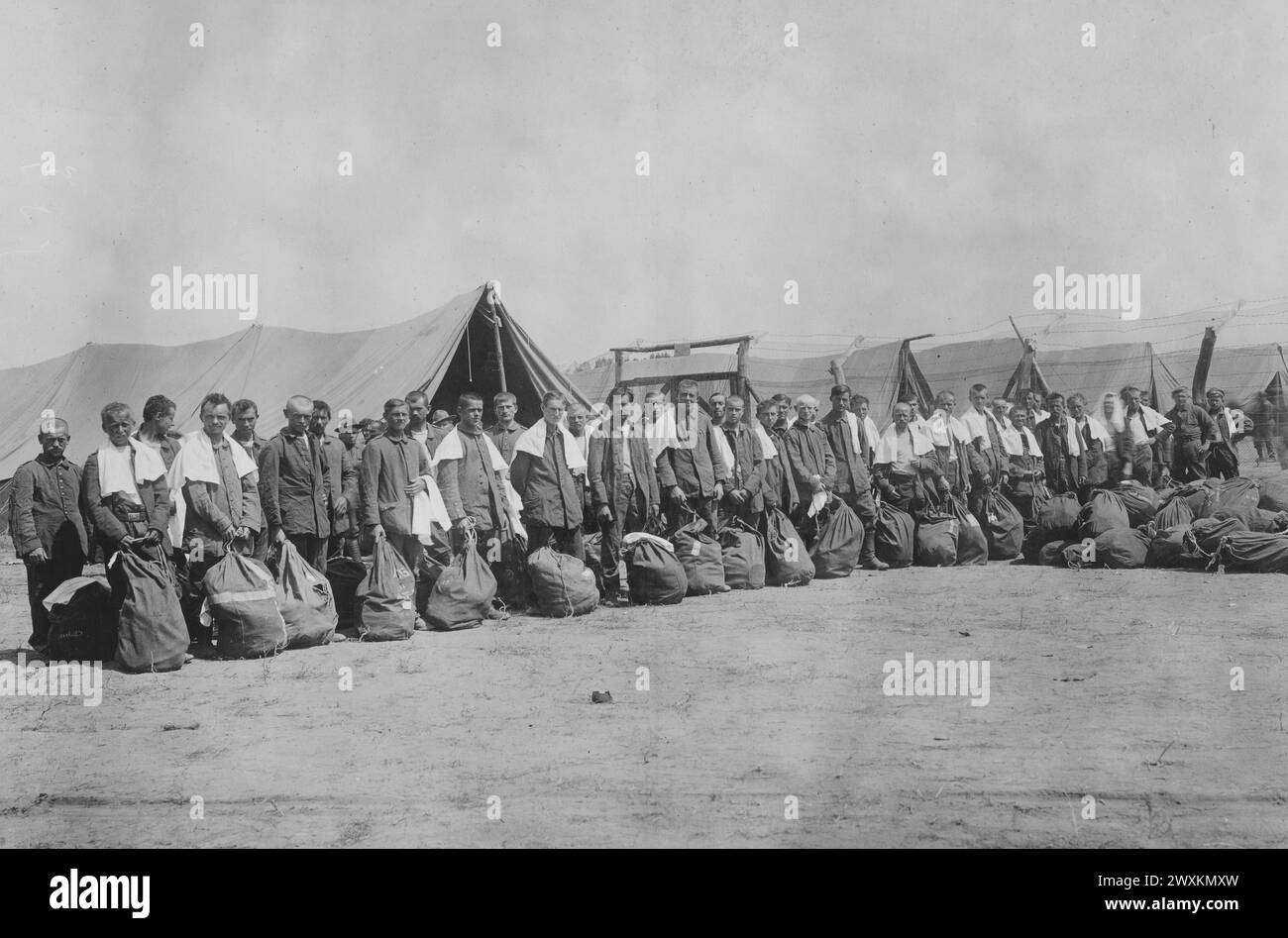 Prigionieri di guerra tedeschi che furono catturati il 18 luglio 1918 vicino a Soissons in Francia, con i loro nuovi sacchetti e vestiti, pronti a fare il bagno. I prigionieri sono dell'11a divisione tedesca vicino a Saint Pierre des Corps in Francia. Foto Stock