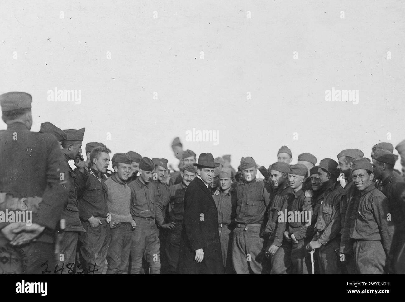 Segretario alla Guerra Newton D. Baker si rivolge a un gruppo di soldati; tra Rampont e Souhermes-la-petit France ca. 1918 Foto Stock