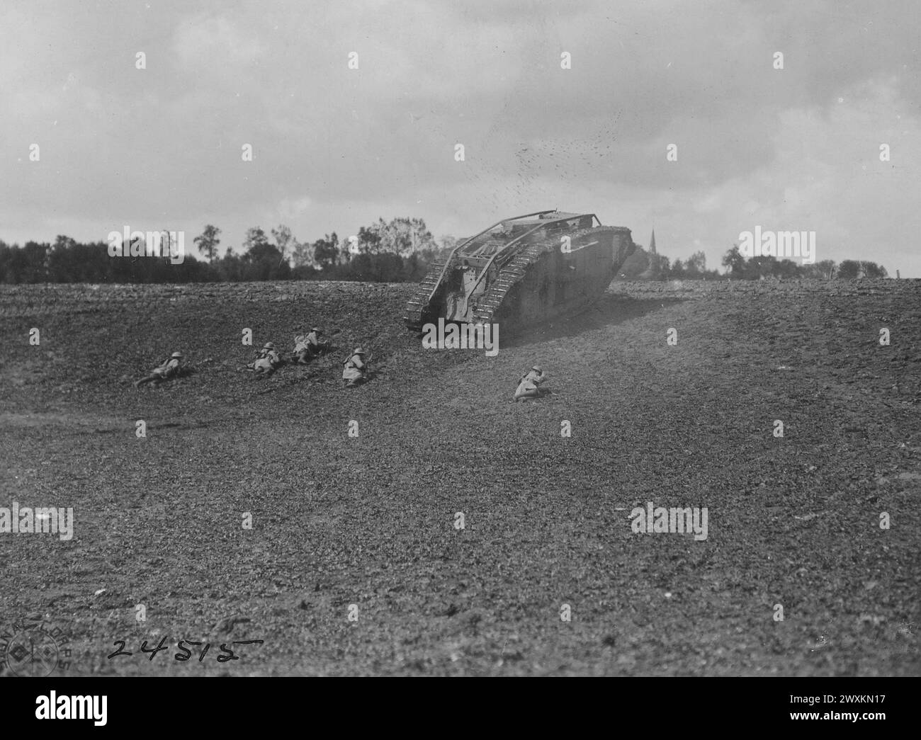 Fanteria dietro un carro armato mentre avanza in salita senza cortina di fumo; 107th Regiment, Infantry, 27th Division; vicino Beauquesnes CA. Settembre 1918 Foto Stock