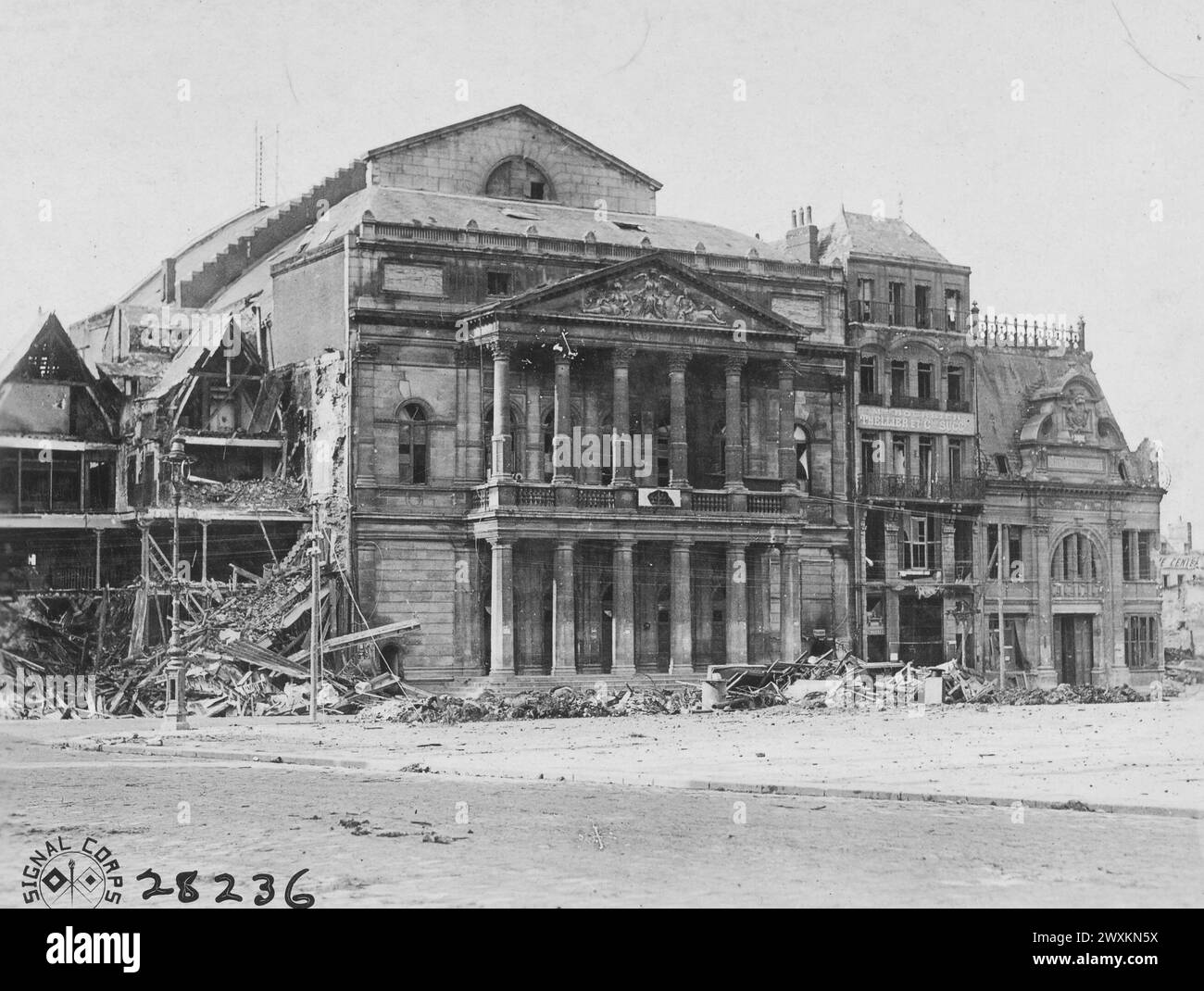 Il Teatro di San Quentin soffrì di un fuoco nemico; San Quentin, Francia ca. 1918 Foto Stock