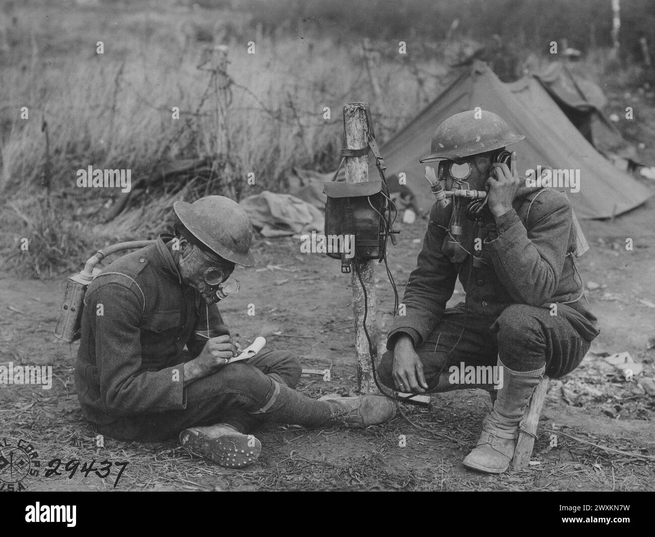 Foto della prima guerra mondiale: Due soldati che indossano maschere antigas e usano un telefono della batteria A, 108th Regiment, Artiglieria da campo vicino a Varennes -en- Argonnes, Mosa Francia CA. 1918 Foto Stock