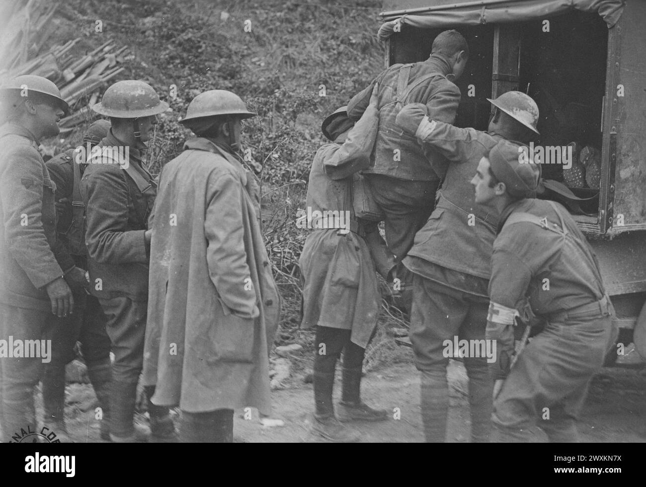 Pazienti con gas senape del 109th Regiment fanteria che sono stati aiutati in un'ambulanza vicino ad Apremont Francia CA. 1918 Foto Stock