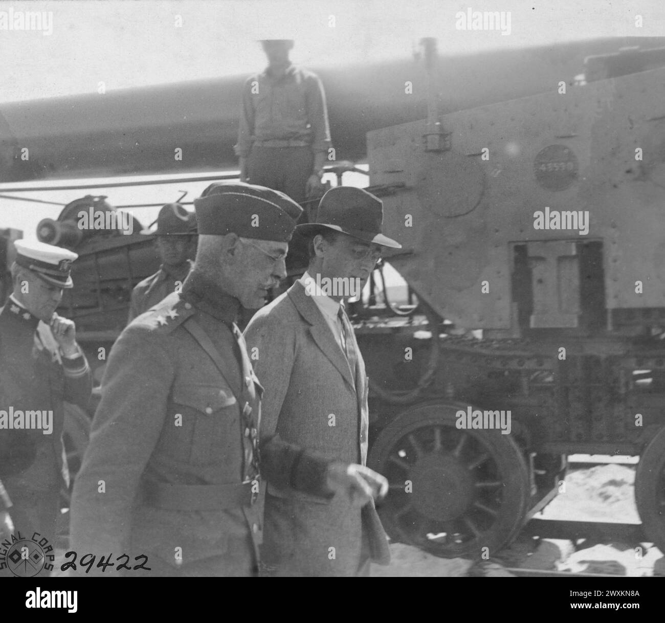 Il contrammiraglio C.P. Plunkett e l'assistente segretario della Marina, Franklin D. Roosevelt in un tour e un'ispezione della batteria della U.S. Naval Railway a Montoir in Francia, California. 1918 Foto Stock