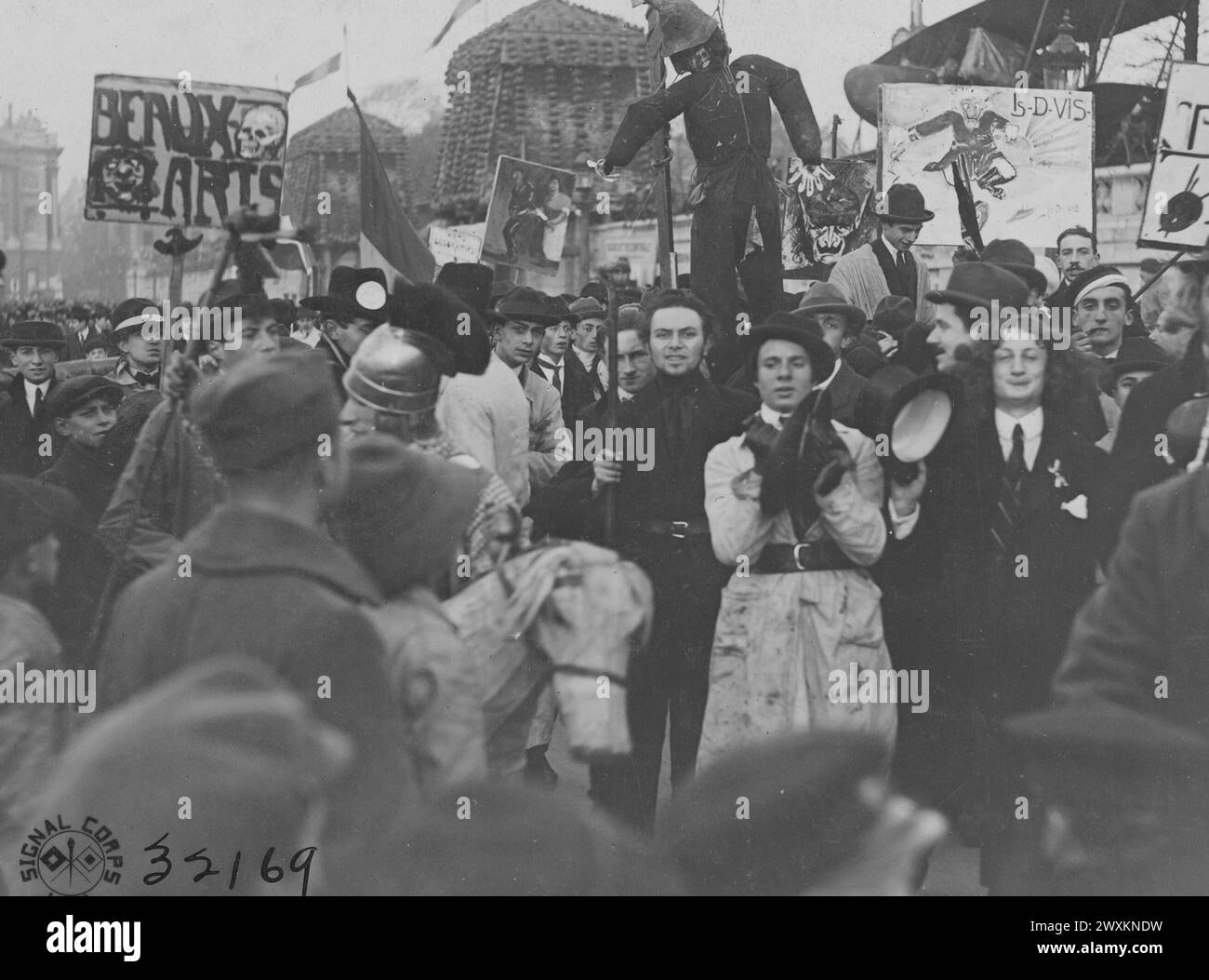 Crowd celebra la firma dell'armistizio l'11 novembre 1918, impicca il Kaiser in effigie in Place de la Concorde, Francia ca. 1918 Foto Stock