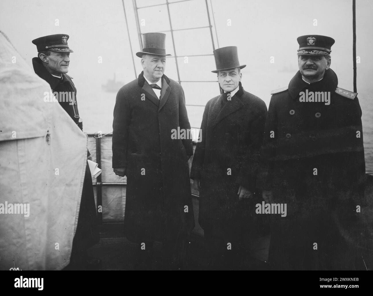 I segretari di guerra e della Marina esaminano la flotta. Da L a R - Josephus Daniels (Segretario alla Marina), Newton Baker (Segretario alla Guerra), e ufficiali della Mayflower, rivedendo la flotta della vittoria ca. 1918 Foto Stock