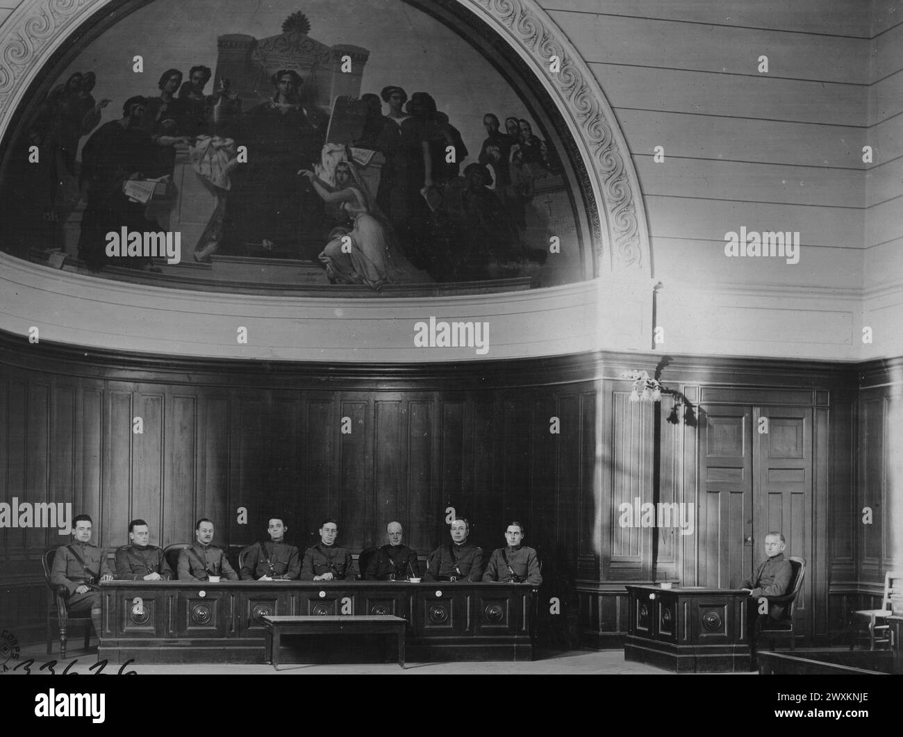 Didascalia originale: Le Corti Marziali si riunirono il 10 giugno 1918 in sessione; Palais de Justice; Tours France ca. 1918 Foto Stock