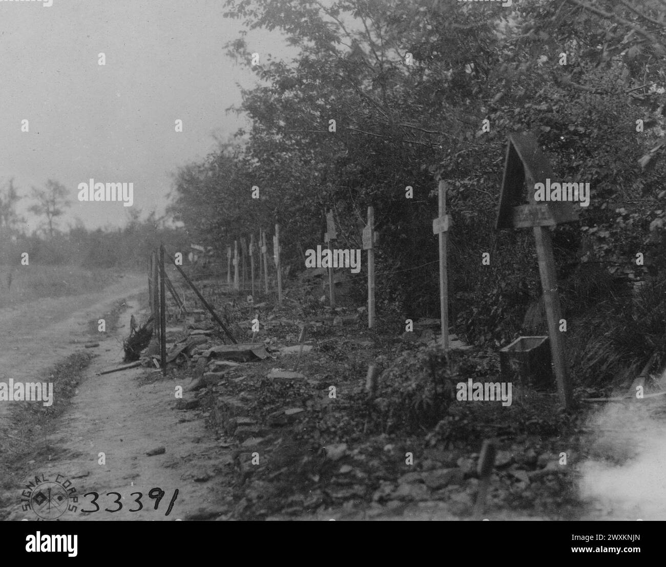 Tombe tedesche lungo il ciglio della strada in St. Settore Mihiel, Francia CA. 1918 Foto Stock