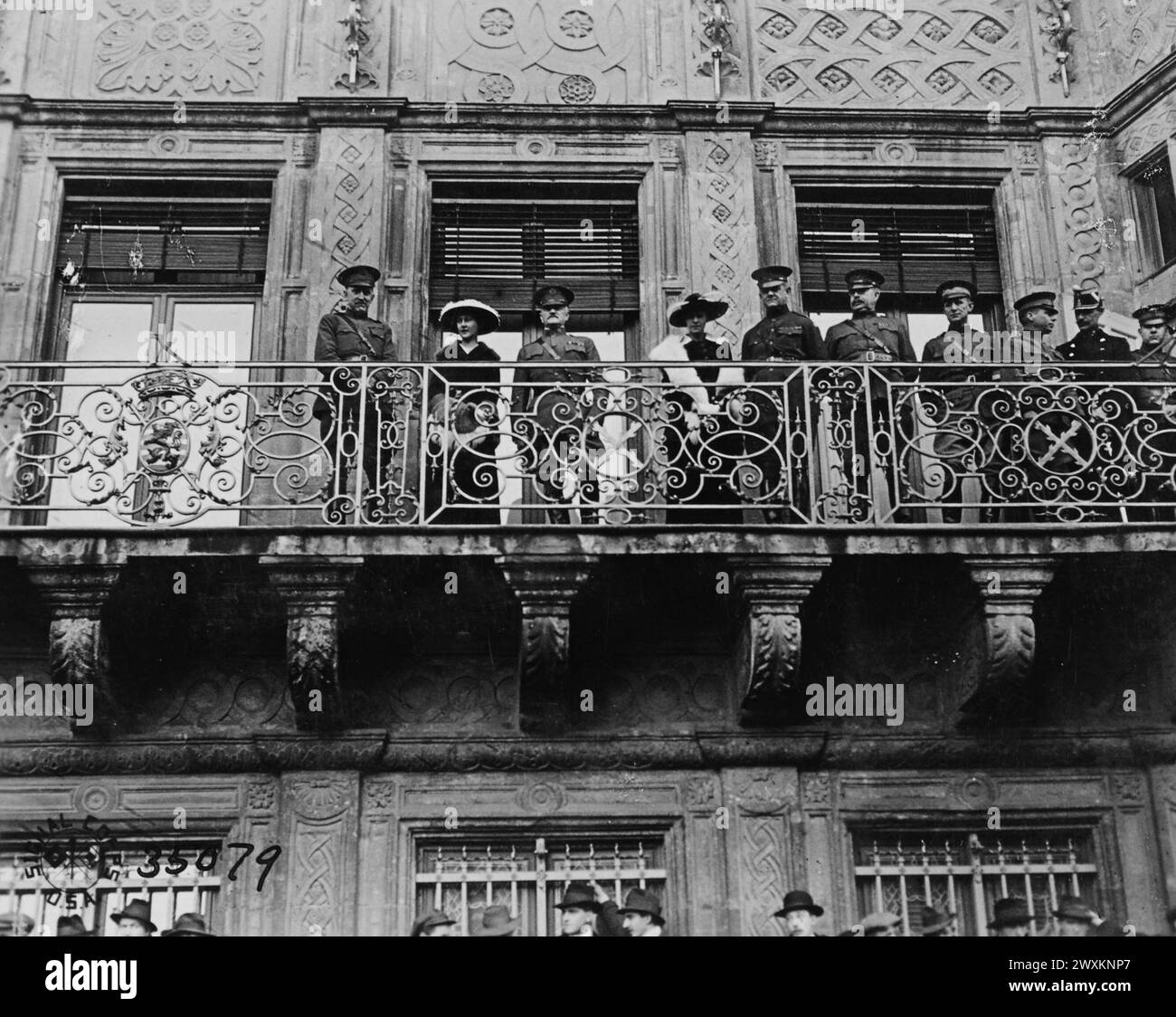 Il generale John J. Pershing e la Granduchessa di Lussemburgo con molti altri generali americani che riesaminano la 16a fanteria, i Divisione, mentre oltrepassavano il Grand Palace a Lussemburgo ca. Novembre 1918 Foto Stock