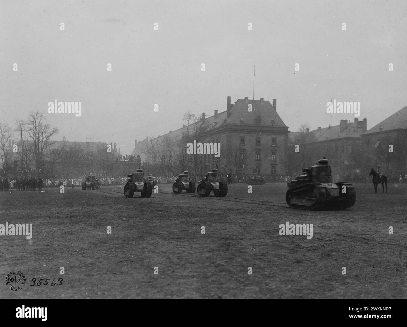 Carri armati che passano in rassegna di fronte al presidente Raymond Poincaré e al Premier Clemenceau; Metz, Lorena, Francia ca. 1918 Foto Stock