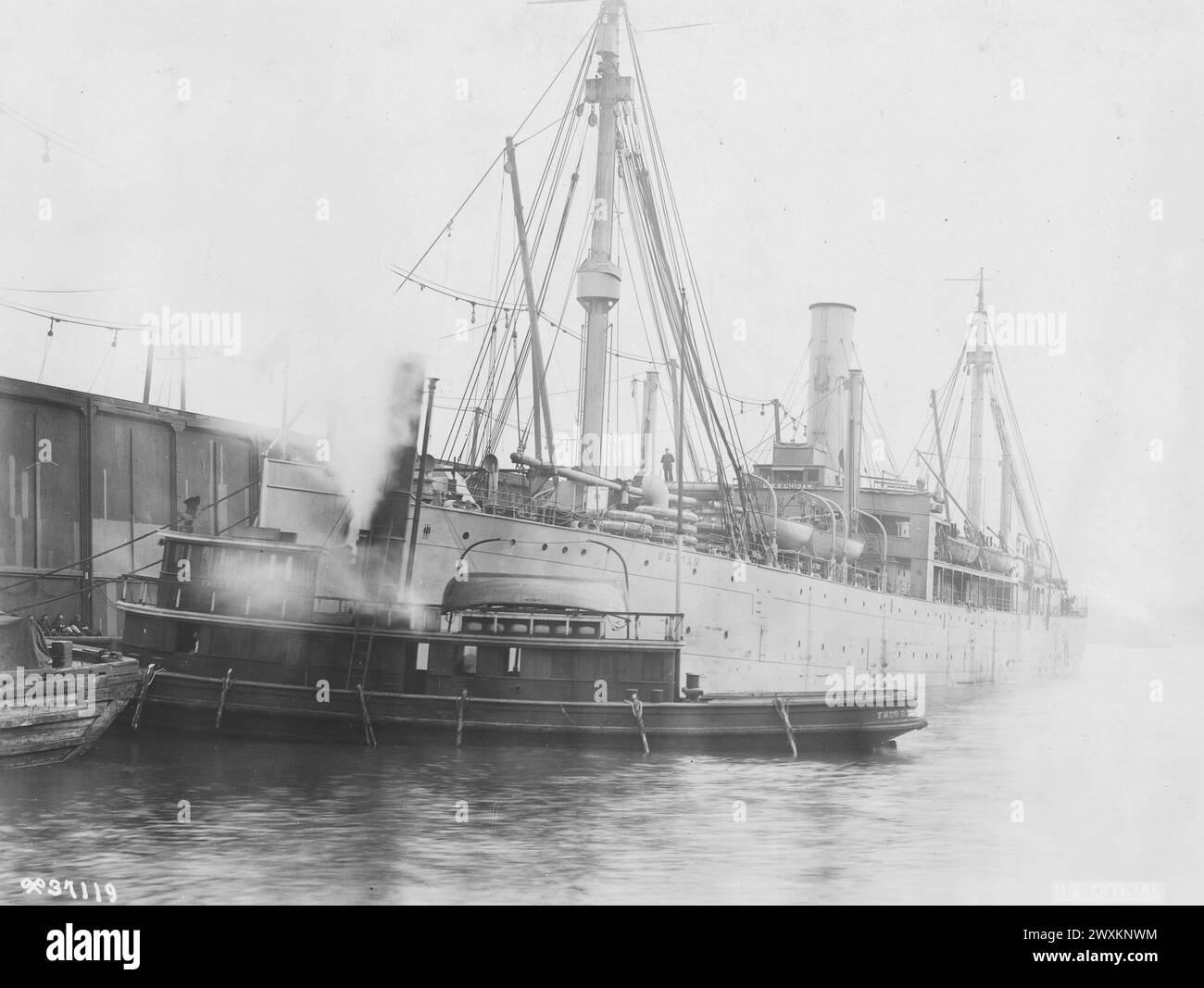 Il cargo "Ohioan" convertito in una nave da trasporto truppe, attraccata al molo 9 di Hoboken, New Jersey, rimorchiatore che si prepara a trainare la nave fuori dal suo scivolo CA. 1919 Foto Stock