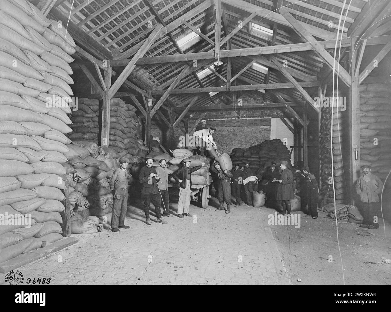 Operai in un magazzino di un impianto di torrefazione del caffè a Essomes, Marna, Francia CA. 1918 Foto Stock