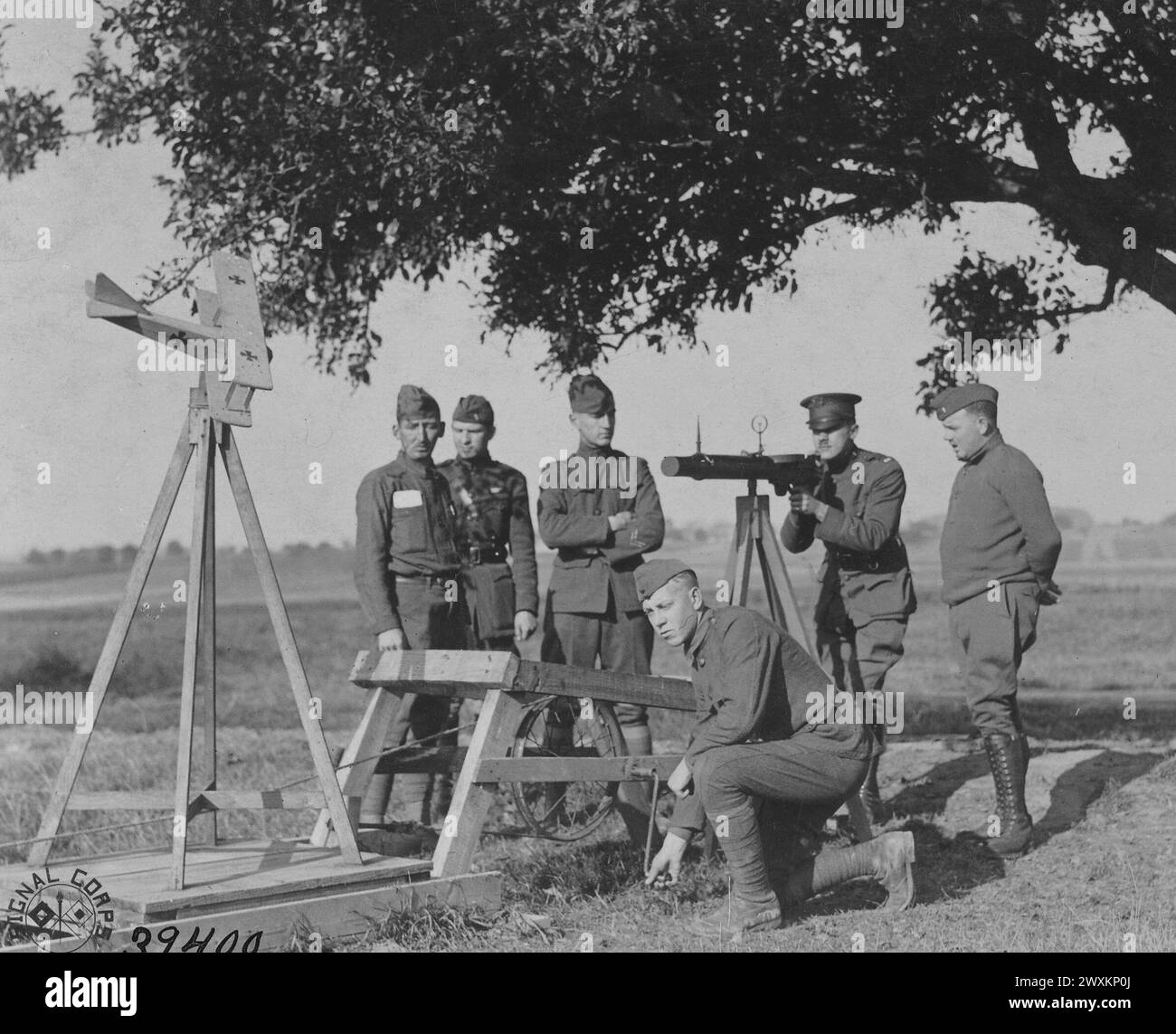 Gli studenti delle scuole di artiglieria aerea imparano i punti più fini della stima delle distanze in aria (range) ca. 1918 Foto Stock