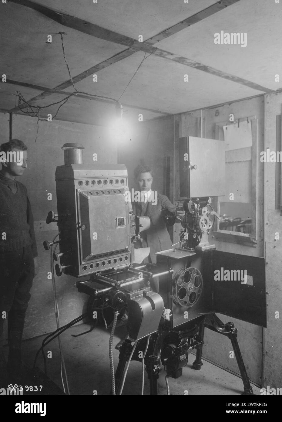 Reconstruction Schools at Walter Reed Hospital; interno della cabina cinematografica, che mostra un proiettore utilizzato per insegnare parti del business delle immagini motioine ca. 1919 Foto Stock