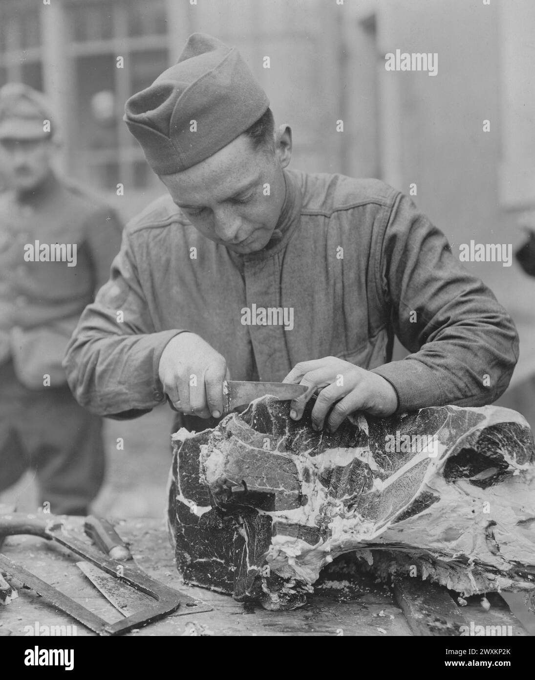 Un soldato taglia carne di manzo americana congelata per il disordine delle truppe del quartier generale, la 32a divisione, sulla frontiera tedesca vicino a Consdorf Lussemburgo CA. 1918 Foto Stock