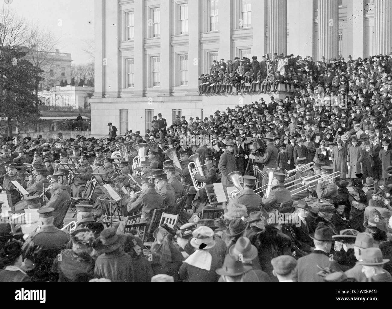 Canto natalizio del Coro della comunità cantando sui gradini del Treasury Building ca. 1917 Foto Stock