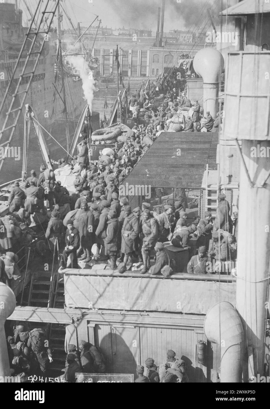 Truppe statunitensi sul ponte degli uragani della nave da trasporto S.S. Great Northern, schierandosi in formazione aziendale prima di scendere a terra CA. 1919 Foto Stock