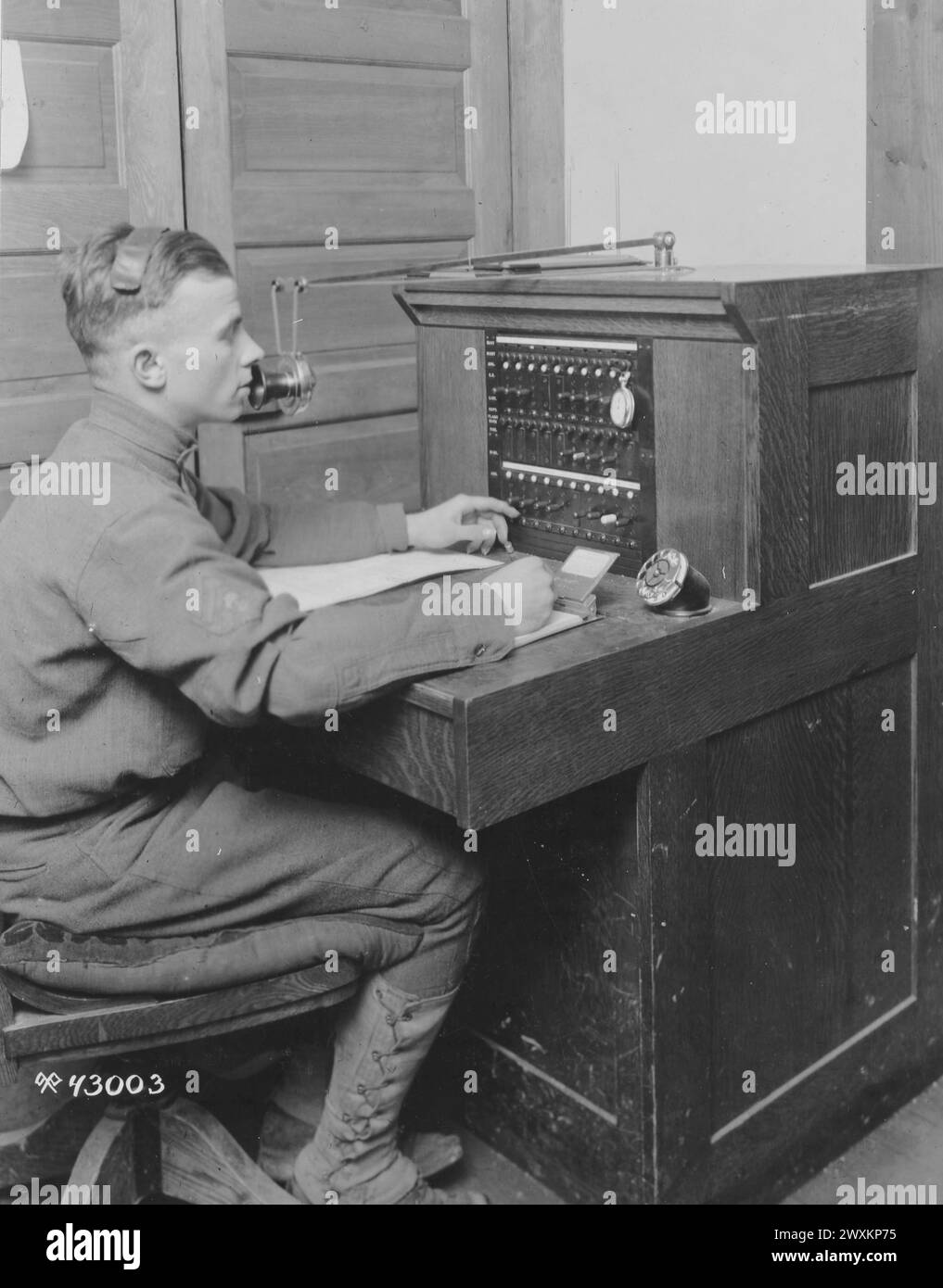 Installazioni telefoniche a Erie Proving Ground, Fort Clinton Ohio - soldato che lavora al centralino telefonico CA. 1919 Foto Stock