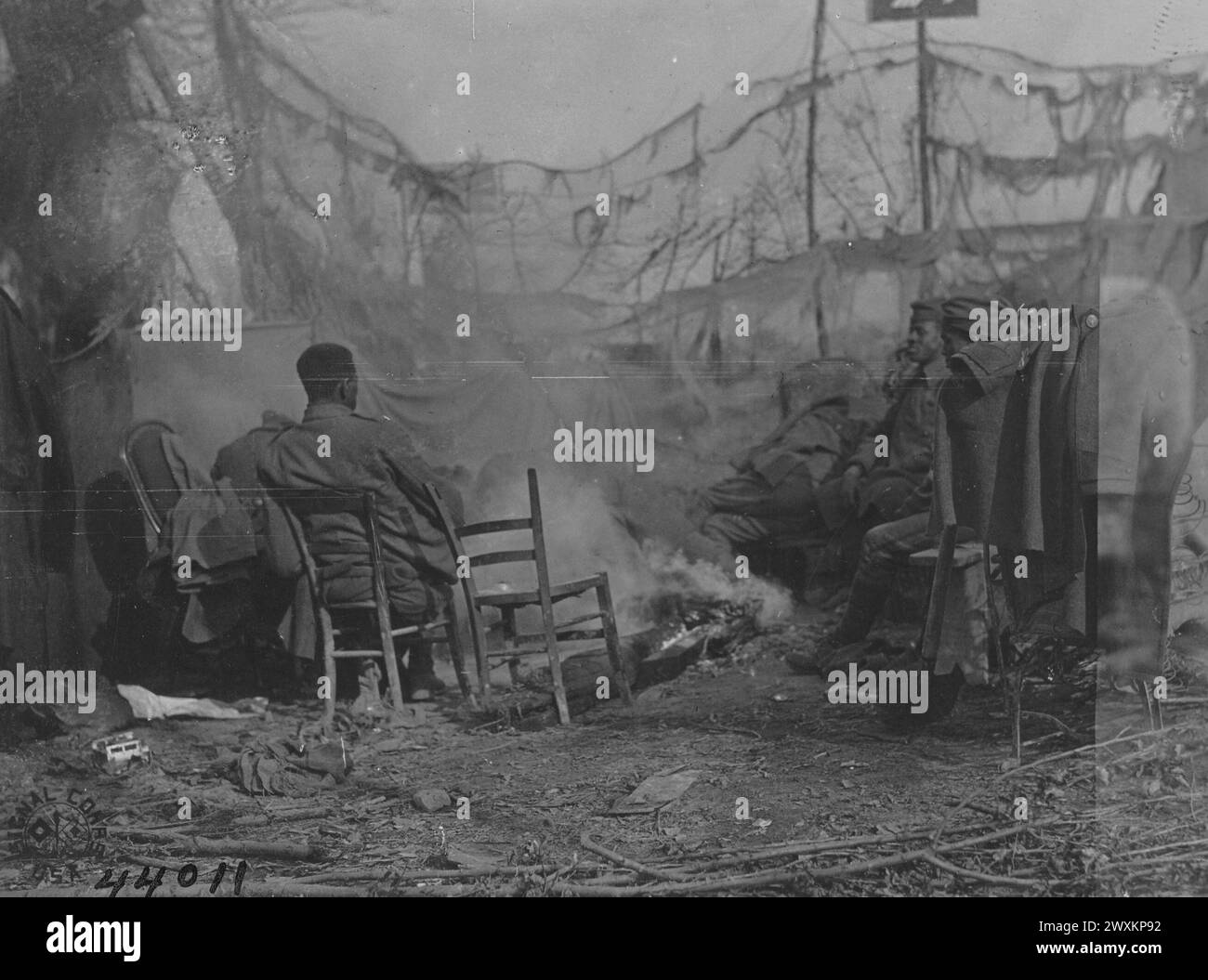 I soldati statunitensi utilizzano i mobili trovati tra le case distrutte a Pont au Mousson, Meurthe et Moselle, Francia ca. 1918 Foto Stock