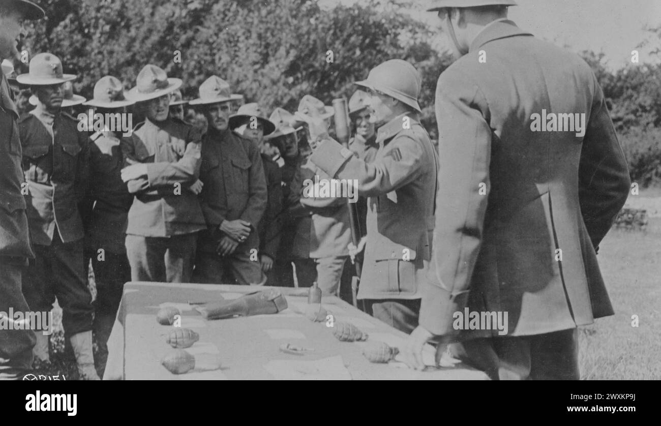 United States Marines in Francia - ufficiale francese che spiega le granate a mano e fucile ca. 1918 Foto Stock