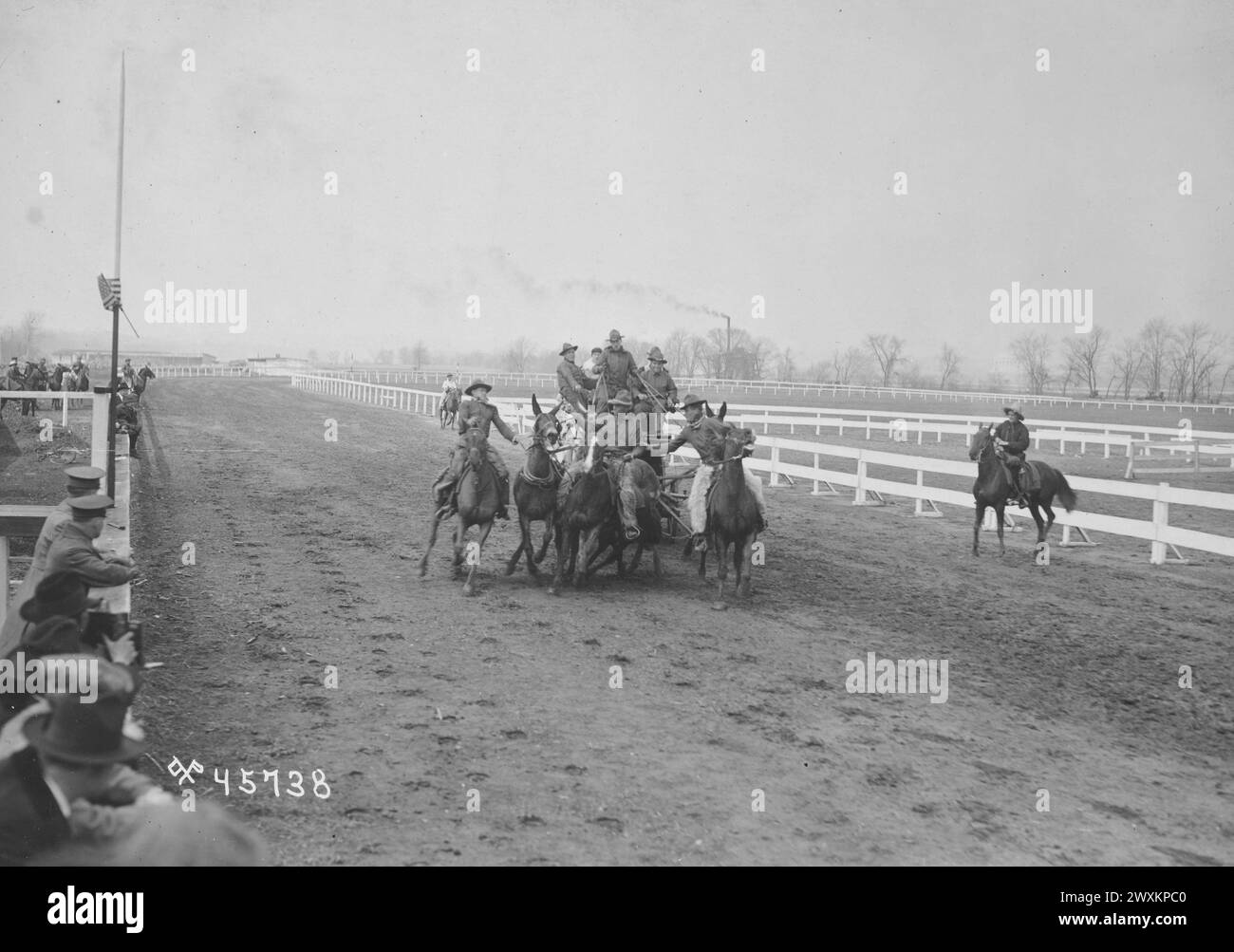 SPETTACOLO WILD WEST DEL 63RD INFANTRY. Sosta sul palco, National Horse Show Park CA. 1919 Foto Stock
