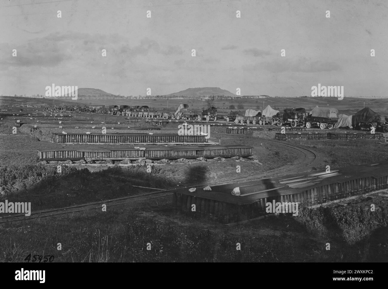 Vista generale di proiettili di artiglieria, file di proiettili da 155 mm, proiettili da 90 mm, scarico di munizioni di artiglieria, 2nd Army Dongermain (Toul Sector) Meurthe et Mosselle CA. 1919 Foto Stock